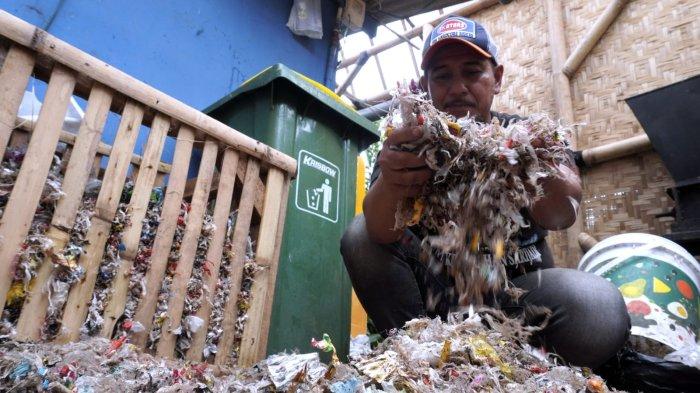 Petugas pengelola sampah Baraya Sabar, Herwin (49) mengeringkan sampah anorganik residu yang sudah dicacah di Base Camp Baraya Sabar, RW 07, Kelurahan Sarijadi, Kecamatan Sukasari, Kota Bandung, Jawa Barat, Selasa (4/2/2025).
