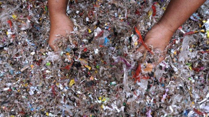 Petugas pengelola sampah Baraya Sabar, Herwin (49) mengeringkan sampah anorganik residu yang sudah dicacah di Base Camp Baraya Sabar, RW 07, Kelurahan Sarijadi, Kecamatan Sukasari, Kota Bandung, Jawa Barat, Selasa (4/2/2025).