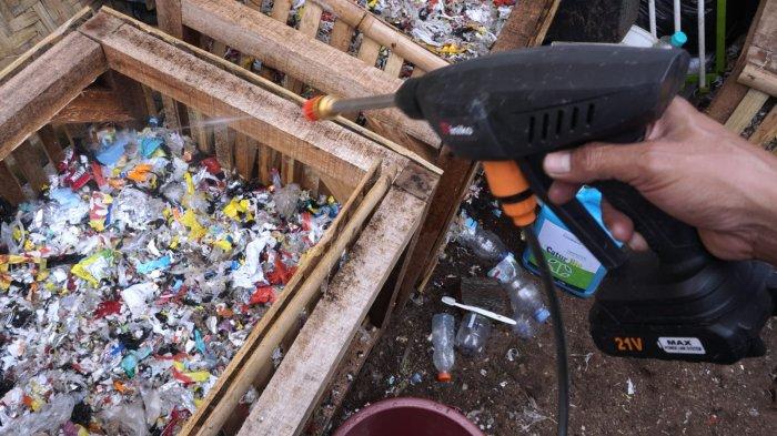Petugas pengelola sampah Baraya Sabar melakukan peragian dengan cara membasahi sampah anorganik residu yang sudah dicacah dengan cairan mikroorganisme lokal (MOL) di Base Camp Baraya Sabar, RW 07, Kelurahan Sarijadi, Kecamatan Sukasari, Kota Bandung, Jawa Barat, Selasa (4/2/2025).