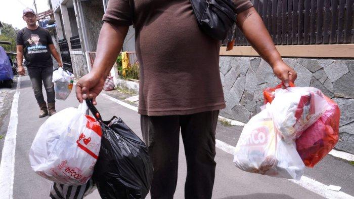 Petugas pengelola sampah Baraya Sabar, Herwin (49) dan Endi Rohaendi (30) mengambil sampah anorganik dari warga di RW 07, Kelurahan Sarijadi, Kecamatan Sukasari, Kota Bandung, Jawa Barat, Selasa (4/2/2025).