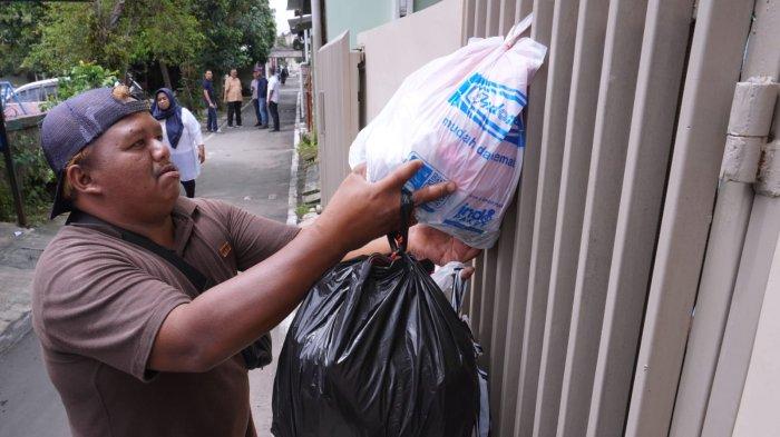 Petugas pengelola sampah Baraya Sabar, Endi Rohaendi (30) mengambil sampah anorganik dari warga di RW 07, Kelurahan Sarijadi, Kecamatan Sukasari, Kota Bandung, Jawa Barat, Selasa (4/2/2025).