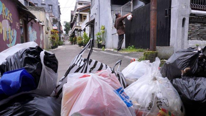 Petugas pengelola sampah Baraya Sabar, Endi Rohaendi (30) mengambil sampah anorganik dari pemukiman warga di RW 07, Kelurahan Sarijadi, Kecamatan Sukasari, Kota Bandung, Jawa Barat, Selasa (4/2/2025).