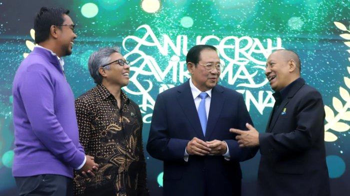 Presiden ke-6 RI, Susilo Bambang Yudhoyono (kedua dari kanan) penerima penghargaan Anugerah Lifetime Achievement Award Anugerah Avirama Nawasena (AAN) berbincang bersama Rektor ITB, Tatacipta Dirgantara (kedua dari kiri) dan Dekan SBM ITB, Ignatius Pulung Nurprasetio (kanan) dalam momen perayaan HUT ke-21 SBM ITB di Jakarta, Rabu (5/2/2025).