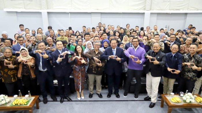 Presiden ke-6 RI, Susilo Bambang Yudhoyono (tengah) penerima penghargaan Anugerah Lifetime Achievement Award Anugerah Avirama Nawasena (AAN) berfoto bersama Rektor ITB Tatacipta Dirgantara, Dekan SBM ITB Ignatius Pulung Nurprasetio, para pemenang ESG Award: AAN SBM ITB 2024, dan civitas akademik SBM ITB dalam momen perayaan HUT ke-21 SBM ITB di Jakarta, Rabu (5/2/2025).