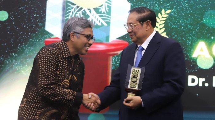 Rektor ITB, Tatacipta Dirgantara (kiri) menyerahkan secara simbolis penghargaan Anugerah Lifetime Achievement Award Anugerah Avirama Nawasena (AAN) kepada Presiden ke-6 RI Susilo Bambang Yudhoyono (SBY) dalam momen perayaan HUT ke-21 SBM ITB di Jakarta, Rabu (5/2/2025).