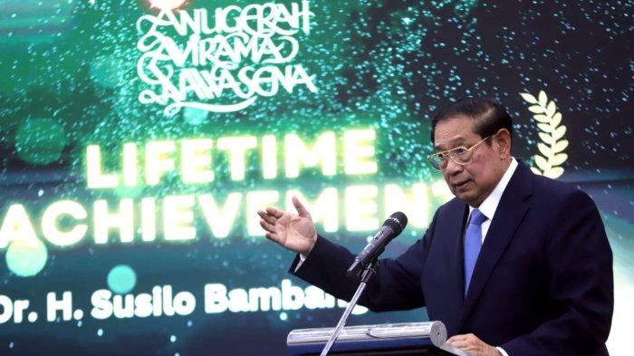 Presiden ke-6 RI, Susilo Bambang Yudhoyono penerima penghargaan Anugerah Lifetime Achievement Award Anugerah Avirama Nawasena (AAN) menyampaikan pidato dalam momen perayaan HUT ke-21 SBM ITB di Jakarta, Rabu (5/2/2025).