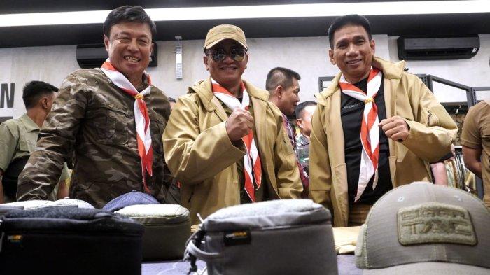 Danpussenif Letjen TNI Iwan Setiawan (tengah) dan Kapolda Jawa Barat Irjen Pol Akhmad Wiyagus (kanan) didampingi Founder Eiger Tropical Adventure Ronny Lukito mengenakan produk Eiger TAC
pada grand launching toko pertama Eiger TAC di Jalan Sumatera, Kota Bandung, Jawa Barat, Sabtu (8/2/2025).