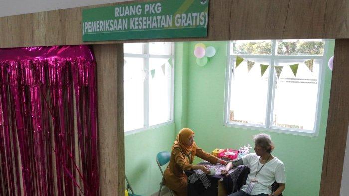 Petugas melakukan pemeriksaan kesehatan kepada warga dalam program Pemeriksaan Kesehatan Gratis (PKG), di Puskesmas Puter, Jalan Puter, Kecamatan Coblong, Kota Bandung, Jawa Barat, Senin (10/2/2025).