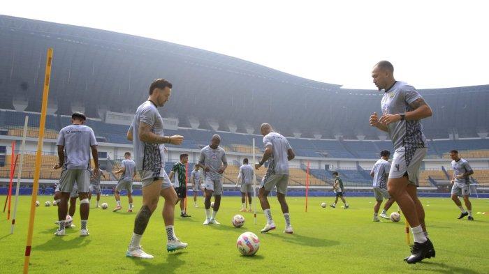 Marc Anthony Klok, Gustavo Moreno, dan pemain Persib lainnya menjalani latihan di Stadion Gelora Bandung Lautan Api (GBLA), Kota Bandung, Jawa Barat, Selasa (11/2/2025).