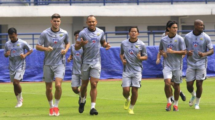 Nick Kuipers, Gustavo Moreno, Adam Alis, dan pemain Persib lainnya menjalani latihan di Stadion Gelora Bandung Lautan Api (GBLA), Kota Bandung, Jawa Barat, Selasa (11/2/2025).