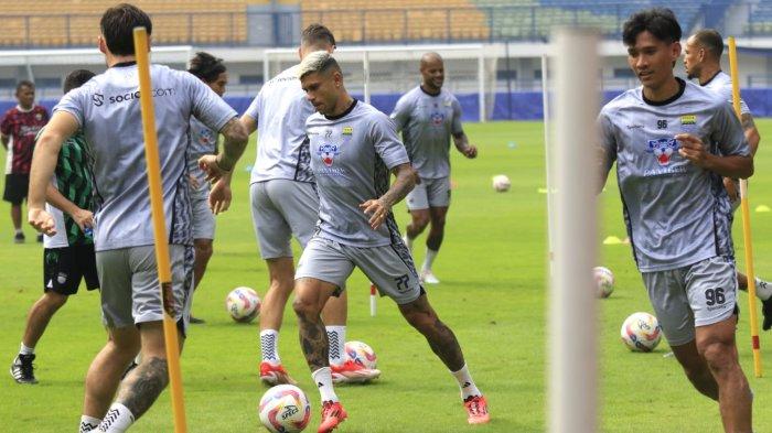 Ciro Alves dan pemain Persib lainnya menjalani latihan di Stadion Gelora Bandung Lautan Api (GBLA), Kota Bandung, Jawa Barat, Selasa (11/2/2025).