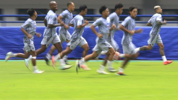 Ciro Ales dan pemain Persib lainnya menjalani latihan di Stadion Gelora Bandung Lautan Api (GBLA), Kota Bandung, Jawa Barat, Selasa (11/2/2025).