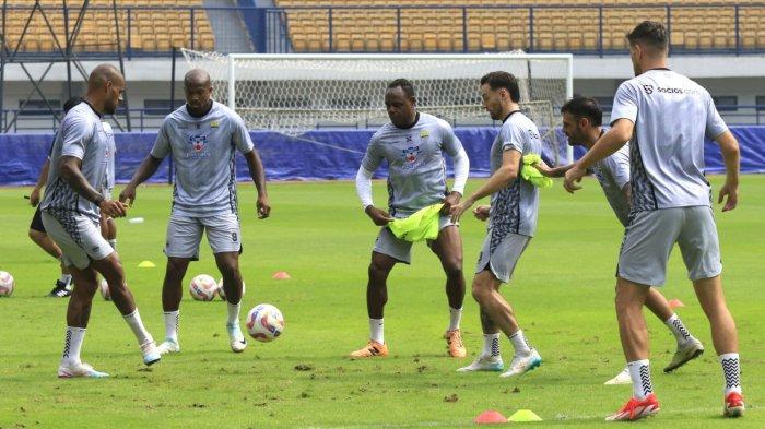 David da Silva bersama pemain Persib lainnya menjalani latihan di Stadion Gelora Bandung Lautan Api (GBLA), Kota Bandung, Jawa Barat, Selasa (11/2/2025).
