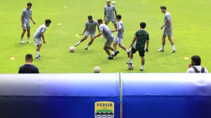 Pemain Persib Bandung menjalani latihan di Stadion Gelora Bandung Lautan Api (GBLA), Kota Bandung, Jawa Barat, Selasa (11/2/2025).
