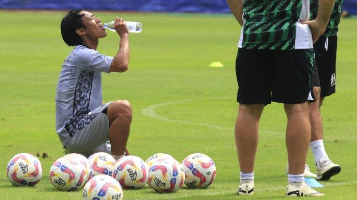 Pemain Persib, Henhen minum air mineral di sela-sela menjalani latihan di Stadion Gelora Bandung Lautan Api (GBLA), Kota Bandung, Jawa Barat, Selasa (11/2/2025).