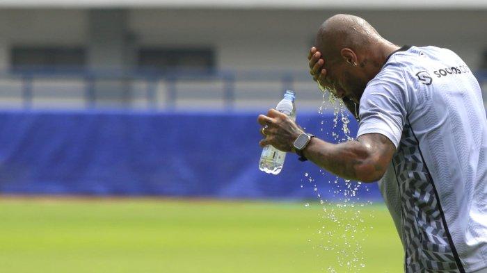 Pemain Persib, David da Silva membasuh muka dengan air mineral di sela-sela menjalani latihan di Stadion Gelora Bandung Lautan Api (GBLA), Kota Bandung, Jawa Barat, Selasa (11/2/2025).