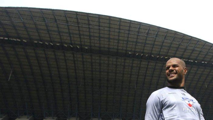 Pemain Persib, David da Silva memasuki lapangan saat akan menjalani latihan di Stadion Gelora Bandung Lautan Api (GBLA), Kota Bandung, Jawa Barat, Selasa (11/2/2025).