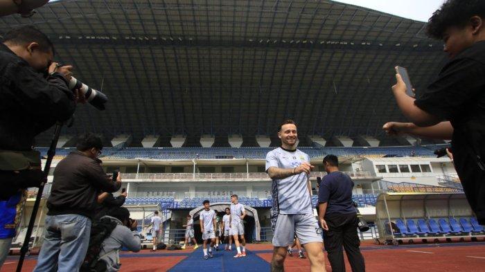 Pemain Persib, Marc Anthony Klok dan pemain lainnya memasuki lapangan saat akan menjalani latihan di Stadion Gelora Bandung Lautan Api (GBLA), Kota Bandung, Jawa Barat, Selasa (11/2/2025).