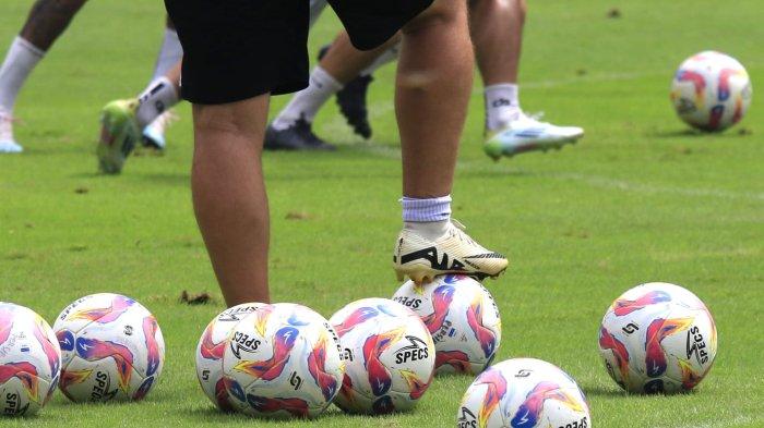 Pemain Persib menjalani latihan di Stadion Gelora Bandung Lautan Api (GBLA), Kota Bandung, Jawa Barat, Selasa (11/2/2025).