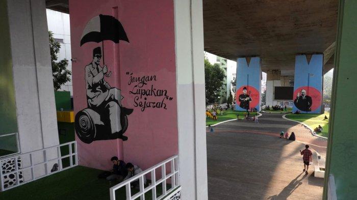 Warga beraktivitas di Taman Film bawah Flyover Mochtar Kusumaatmadja atau Flyover Pasupati, Kecamatan Bandung Wetan, Kota Bandung, Jawa Barat, Selasa (11/2/2025).