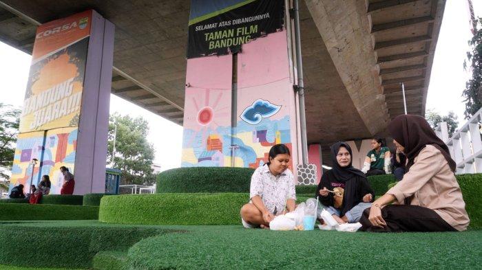 Warga menyantap makanan dan minuman di Taman Film bawah Flyover Mochtar Kusumaatmadja atau Flyover Pasupati, Kecamatan Bandung Wetan, Kota Bandung, Jawa Barat, Selasa (11/2/2025).