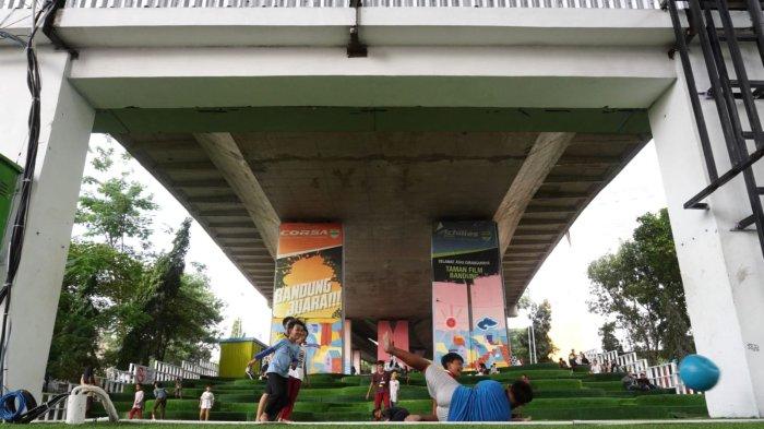 Anak-anak bermain bola di Taman Film bawah Flyover Mochtar Kusumaatmadja atau Flyover Pasupati, Kecamatan Bandung Wetan, Kota Bandung, Jawa Barat, Selasa (11/2/2025).