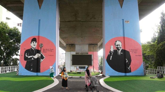 Warga beraktivitas di Taman Film bawah Flyover Mochtar Kusumaatmadja atau Flyover Pasupati, Kecamatan Bandung Wetan, Kota Bandung, Jawa Barat, Selasa (11/2/2025).