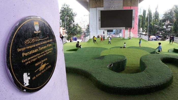Anak kecil bermain bola di Taman Film bawah Flyover Mochtar Kusumaatmadja atau Flyover Pasupati, Kecamatan Bandung Wetan, Kota Bandung, Jawa Barat, Selasa (11/2/2025).