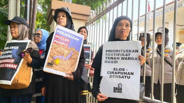 Warga Dago Elos yang tergabung dalam Forum Dago Melawan melakukan aksi unjuk rasa di Pengadilan Tata Usaha Negara (PTUN) Bandung, Jalan Diponegoro, Kota Bandung, Jawa Barat, Rabu (12/2/2025).