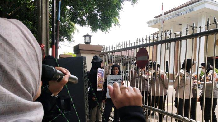 Warga Dago Elos yang tergabung dalam Forum Dago Melawan melakukan aksi unjuk rasa di Pengadilan Tata Usaha Negara (PTUN) Bandung, Jalan Diponegoro, Kota Bandung, Jawa Barat, Rabu (12/2/2025).