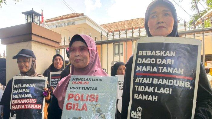 Warga Dago Elos yang tergabung dalam Forum Dago Melawan melakukan aksi unjuk rasa di Pengadilan Tata Usaha Negara (PTUN) Bandung, Jalan Diponegoro, Kota Bandung, Jawa Barat, Rabu (12/2/2025).