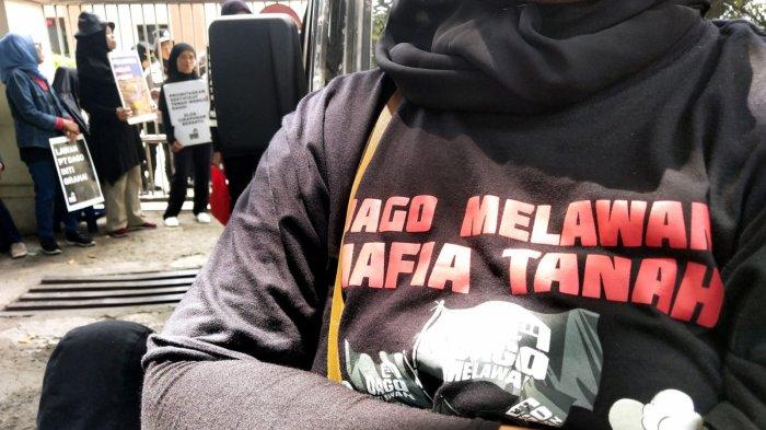 Warga Dago Elos yang tergabung dalam Forum Dago Melawan melakukan aksi unjuk rasa di Pengadilan Tata Usaha Negara (PTUN) Bandung, Jalan Diponegoro, Kota Bandung, Jawa Barat, Rabu (12/2/2025).