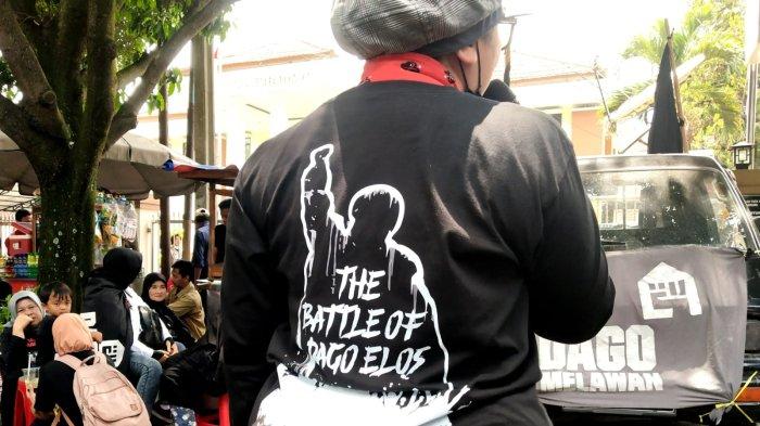 Warga Dago Elos yang tergabung dalam Forum Dago Melawan melakukan aksi unjuk rasa di Pengadilan Tata Usaha Negara (PTUN) Bandung, Jalan Diponegoro, Kota Bandung, Jawa Barat, Rabu (12/2/2025).