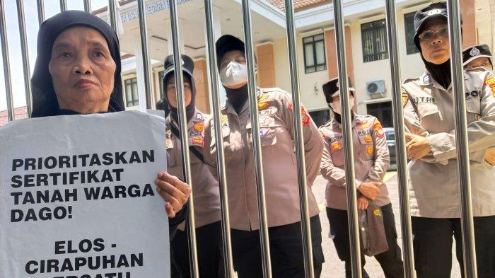 Warga Dago Elos yang tergabung dalam Forum Dago Melawan melakukan aksi unjuk rasa di Pengadilan Tata Usaha Negara (PTUN) Bandung, Jalan Diponegoro, Kota Bandung, Jawa Barat, Rabu (12/2/2025).