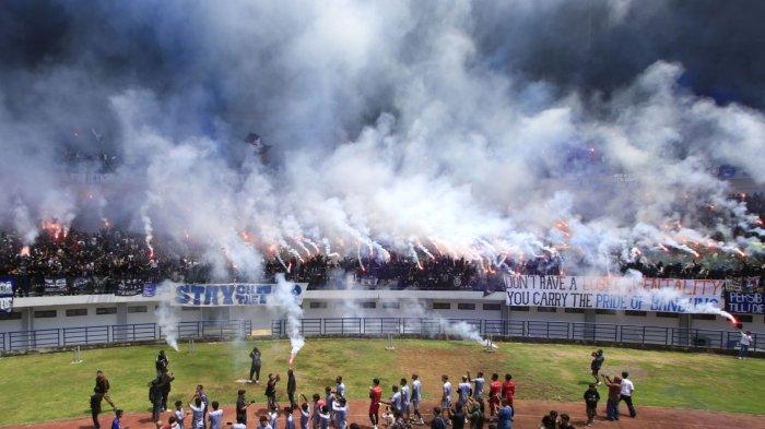 Para pemain Persib mendapat dukungan moril dari bobotoh jelang menghadapi Persija seusai menjalani latihan di Stadion Gelora Bandung Lautan Api (GBLA), Gedebage, Kota Bandung, Jawa Barat, Kamis (13/2/2025).