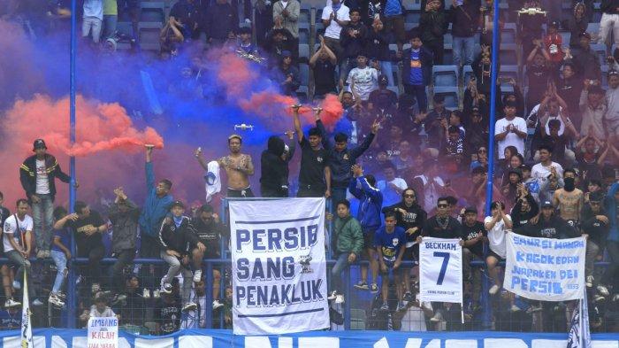 Bobotoh memberikan dukungan moril kepada para pemain Persib jelang menghadapi Persija seusai menjalani latihan di Stadion Gelora Bandung Lautan Api (GBLA), Gedebage, Kota Bandung, Jawa Barat, Kamis (13/2/2025).