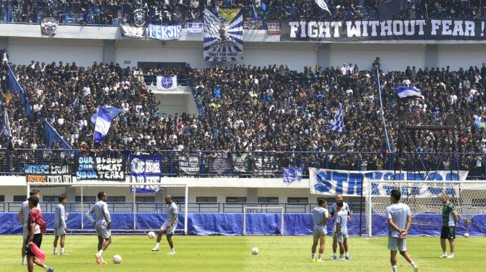 Para pemain Persib mendapat dukungan moril dari bobotoh jelang menghadapi Persija seusai menjalani latihan di Stadion Gelora Bandung Lautan Api (GBLA), Gedebage, Kota Bandung, Jawa Barat, Kamis (13/2/2025).