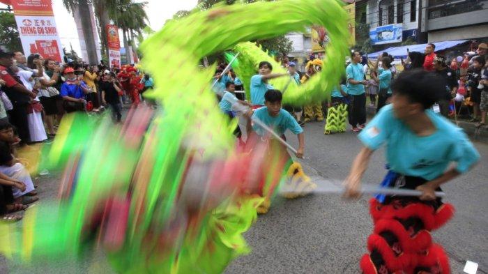 Pertunjukan atraksi liong dipertontonkan dalam Kirab Budaya Perayaan Cap Go Meh 2576/2025 di Taman Kopo Indah, Kecamatan Margaasih, Kabupaten Bandung, Jawa Barat, Jumat (14/2/2025).