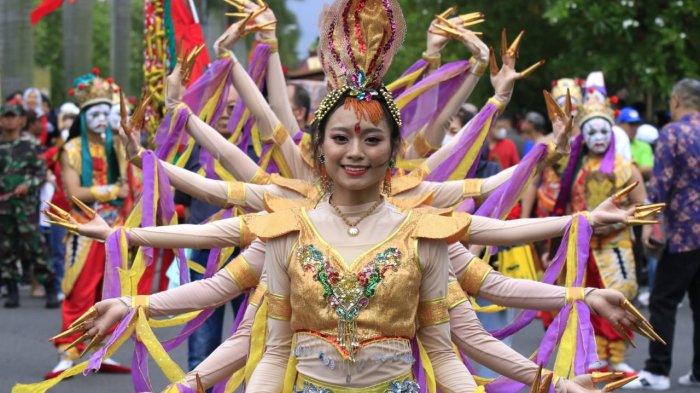 Sejumlah perempuan membawakan tarian seribu tangan dalam Kirab Budaya Perayaan Cap Go Meh 2576/2025 di Taman Kopo Indah, Kecamatan Margaasih, Kabupaten Bandung, Jawa Barat, Jumat (14/2/2025).