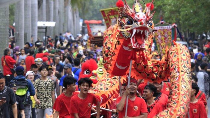 Pertunjukan atraksi liong dipertontonkan dalam Kirab Budaya Perayaan Cap Go Meh 2576/2025 di Taman Kopo Indah, Kecamatan Margaasih, Kabupaten Bandung, Jawa Barat, Jumat (14/2/2025).