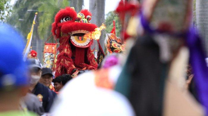 Atraksi barongsai menyemburkan api dalam Kirab Budaya Perayaan Cap Go Meh 2576/2025 di Taman Kopo Indah, Kecamatan Margaasih, Kabupaten Bandung, Jawa Barat, Jumat (14/2/2025).