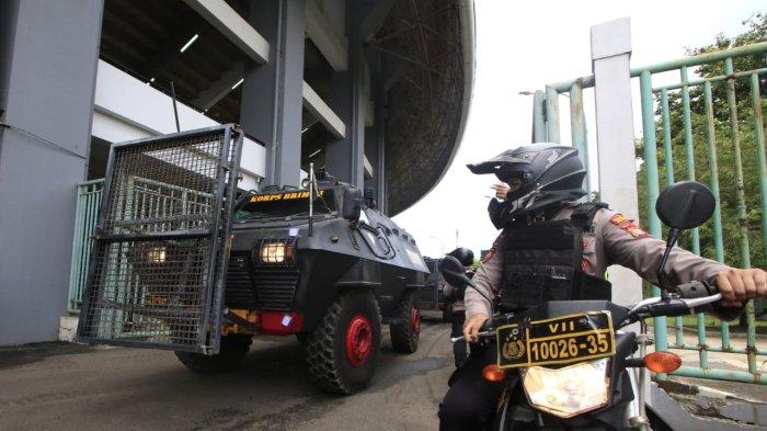 Polisi bersepeda motor mengawal rantis Barracuda berisi pemain dan ofisial Persib saat tiba di Stadion Patriot Candrabhaga, Bekasi, Minggu (16/2/2025), jelang laga melawan Persija.