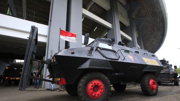 Rantis Barracuda membawa pemain dan ofisial Persib saat tiba di Stadion Patriot Candrabhaga, Bekasi, Minggu (16/2/2025), jelang laga melawan Persija.