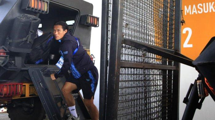 Pemain Persib, Henhen keluar dari rantis Barracuda saat tiba di Stadion Patriot Candrabhaga, Bekasi, Minggu (16/2/2025), jelang laga melawan Persija.