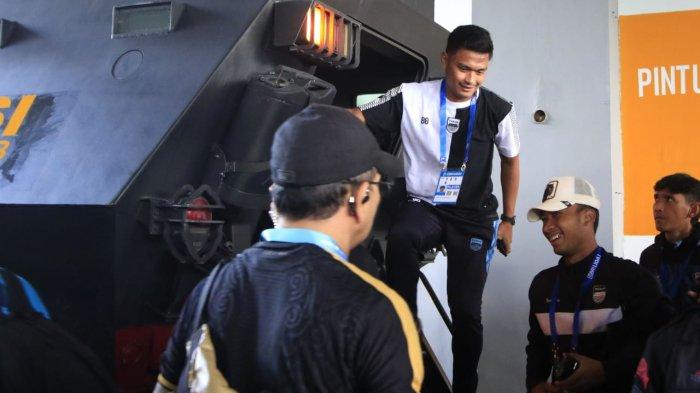 Sejumlah pemain Persib keluar dari rantis Barracuda saat tiba di Stadion Patriot Candrabhaga, Bekasi, Minggu (16/2/2025), jelang laga melawan Persija.
