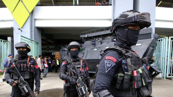 Polisi berseragam lengkap berjaga di sekitar rantis Barracuda yang membawa pemain dan ofisial Persib saat tiba di Stadion Patriot Candrabhaga, Bekasi, Minggu (16/2/2025), jelang laga melawan Persija.