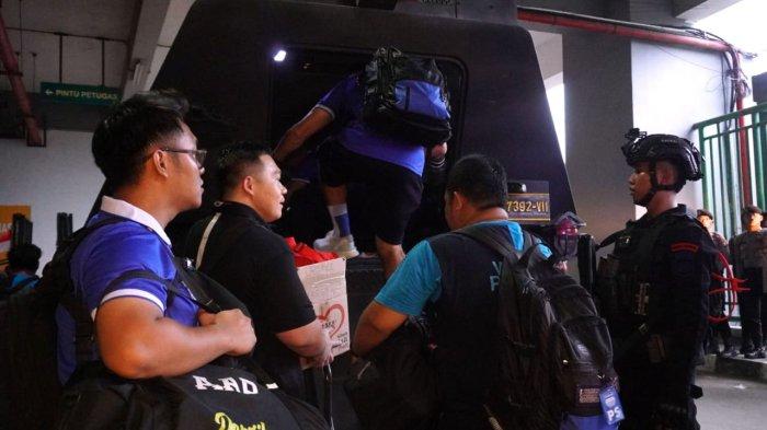 Ofisial Persib naik rantis Barracuda saat akan meninggalkan Stadion Patriot Candrabhaga, Bekasi, Minggu (16/2/2025), selesai laga Persib melawan Persija.