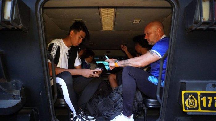 Pemain dan jajaran pelatih Persib naik rantis Barracuda saat akan meninggalkan Stadion Patriot Candrabhaga, Bekasi, Minggu (16/2/2025), selesai laga melawan Persija.