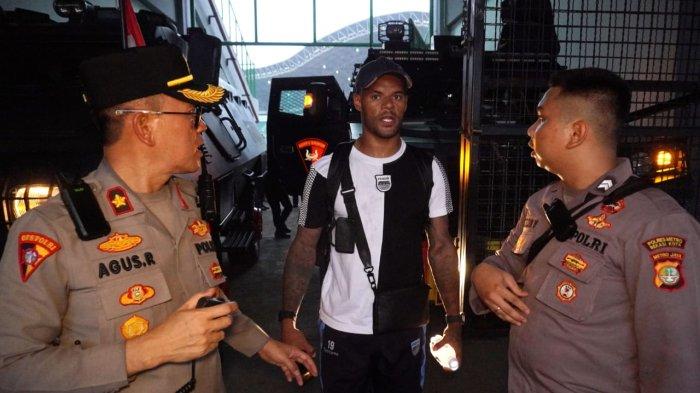 Pemain Persib, David da Silva berjalan menuju rantis Barracuda yang akan ditumpangi saat akan meninggalkan Stadion Patriot Candrabhaga, Bekasi, Minggu (16/2/2025), selesai laga melawan Persija.