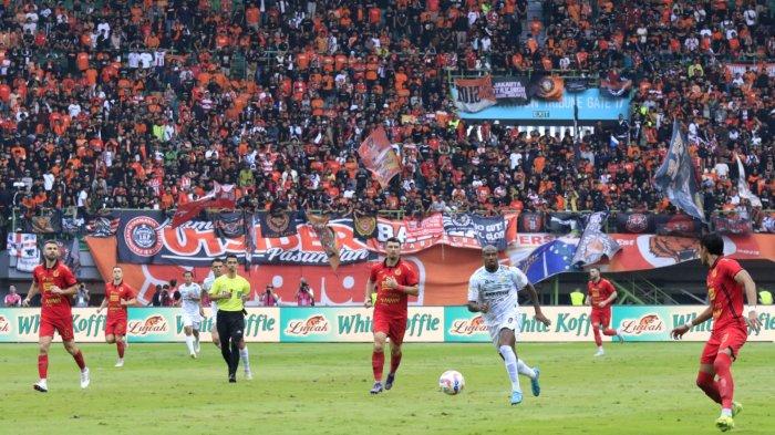 Pemain Persib Bandung, Gervane Kastaneer menguasai bola saat melawan Persija Jakarta pada pertandingan pekan ke-23 Liga 1 2024-2025 di Stadion Patriot Candrabhaga, Bekasi, Jawa Barat, Minggu (16/2/2025).